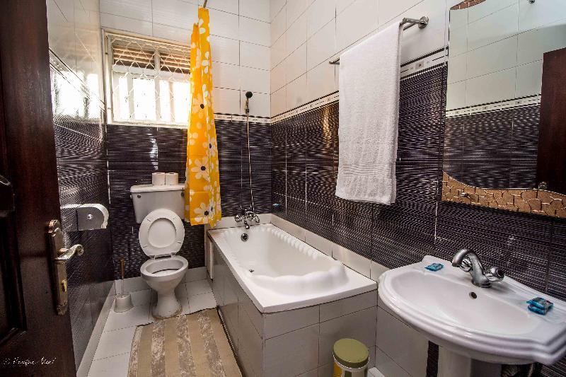 Innophine Hotel 790 Энтеббе Экстерьер фото